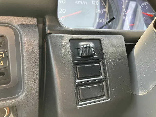 いすゞ エルフ PB-NKR81A(2WD)の写真31