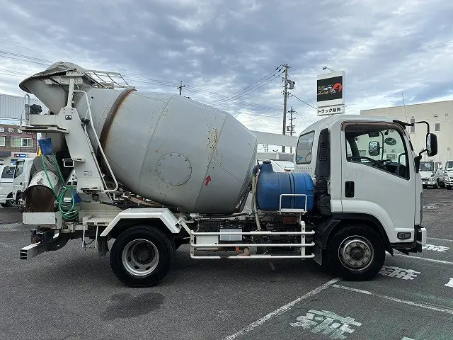 いすゞ フォワード LKG-FTR90S2(2WD)の写真5