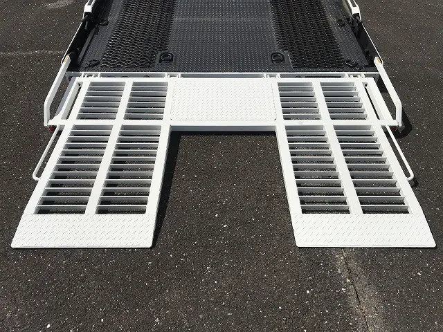 いすゞ エルフ 2RG-NPR88AN(2WD)の写真17