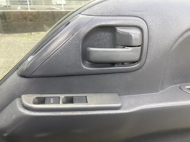 いすゞ エルフ BDG-NKR85A(2WD)の写真29