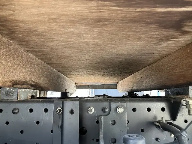 いすゞ エルフ BKG-NJR85A(2WD)の写真32