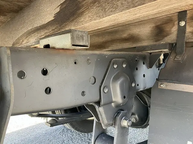 いすゞ エルフ BKG-NJR85A(2WD)の写真33