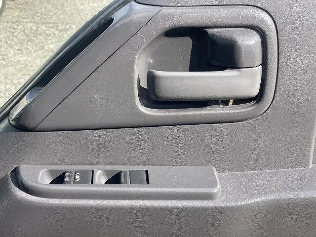 いすゞ エルフ BKG-NHR85AN(2WD)の写真26