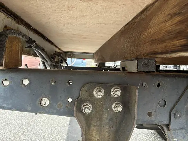 いすゞ エルフ BKG-NJR85A(2WD)の写真42