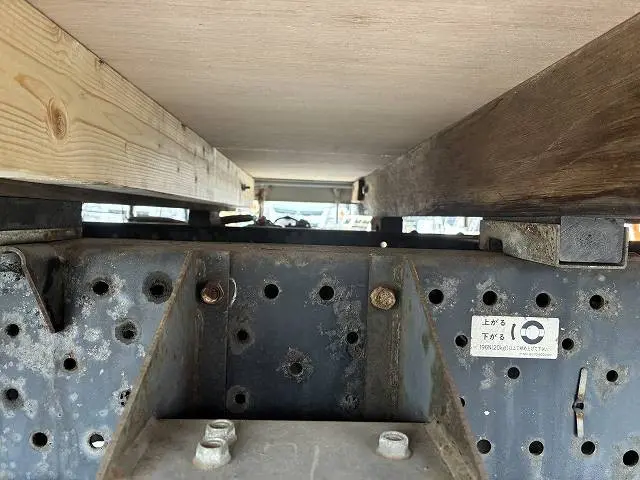 いすゞ エルフ BKG-NJR85A(2WD)の写真44