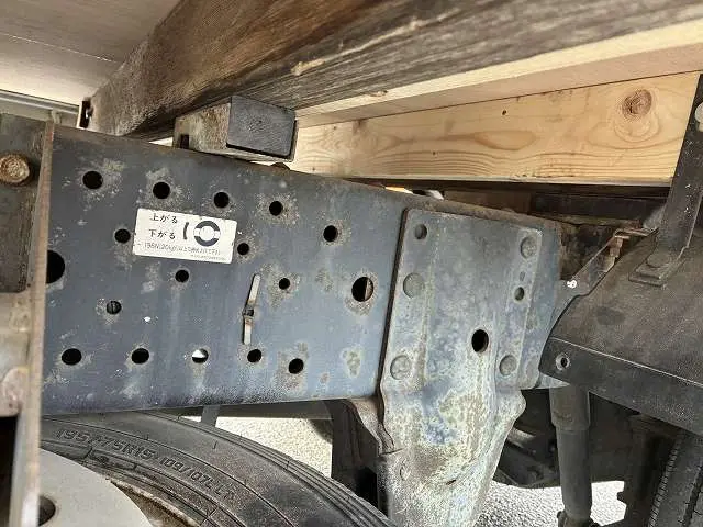 いすゞ エルフ BKG-NJR85A(2WD)の写真45