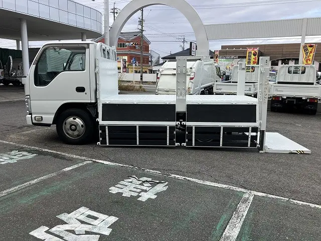 いすゞ エルフ BKG-NKR85A(2WD)の写真11