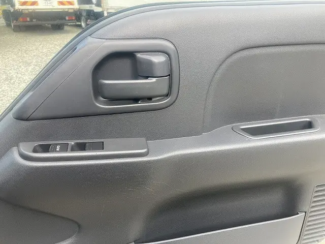 いすゞ エルフ 2RG-NJR88A(2WD)の写真26