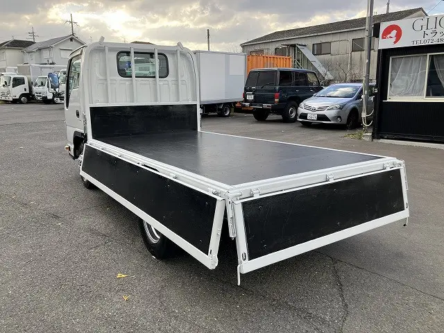 いすゞ エルフ 2RG-NHR88A(2WD)の写真13