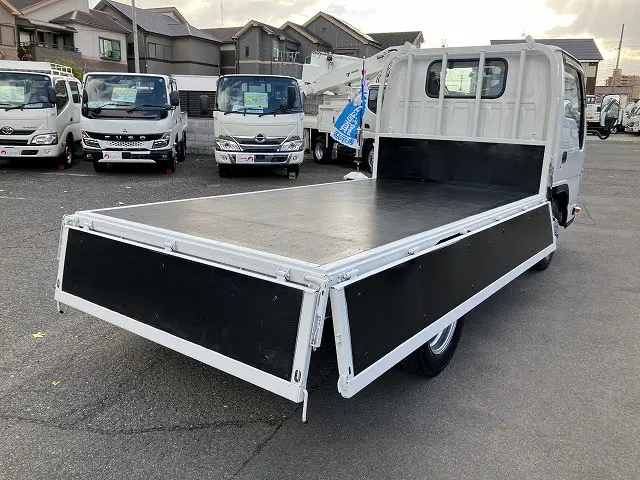いすゞ エルフ 2RG-NHR88A(2WD)の写真15