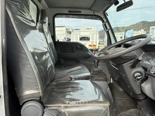 いすゞ エルフ 2RG-NJR88AD(2WD)の写真30