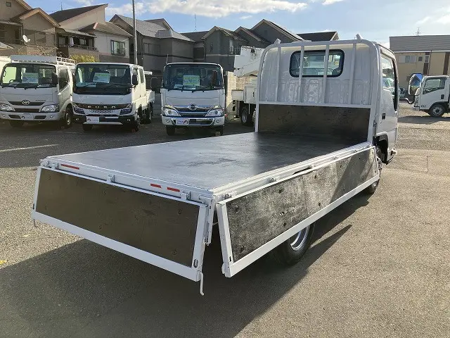 いすゞ エルフ 2RG-NJR88A(2WD)の写真15