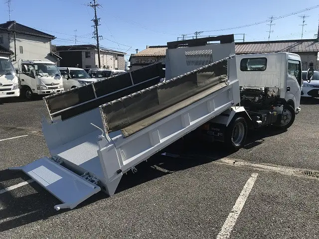 いすゞ エルフ 2RG-NKR88AM(2WD)の写真5