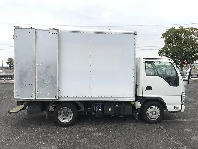いすゞ エルフ 2RG-NHR88AN(2WD)の写真15