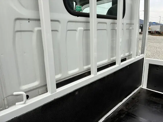 いすゞ エルフ BKG-NJR85A(2WD)の写真46