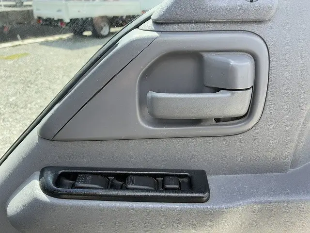 いすゞ エルフ PB-NKR81AN(2WD)の写真41