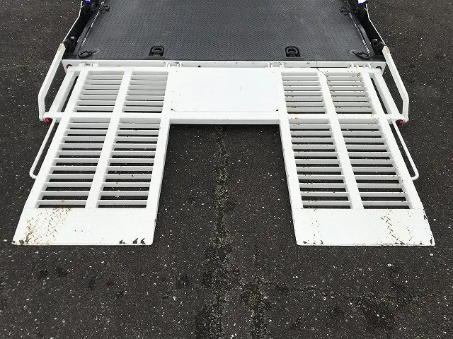 いすゞ エルフ 2RG-NPR88AN(2WD)の写真17