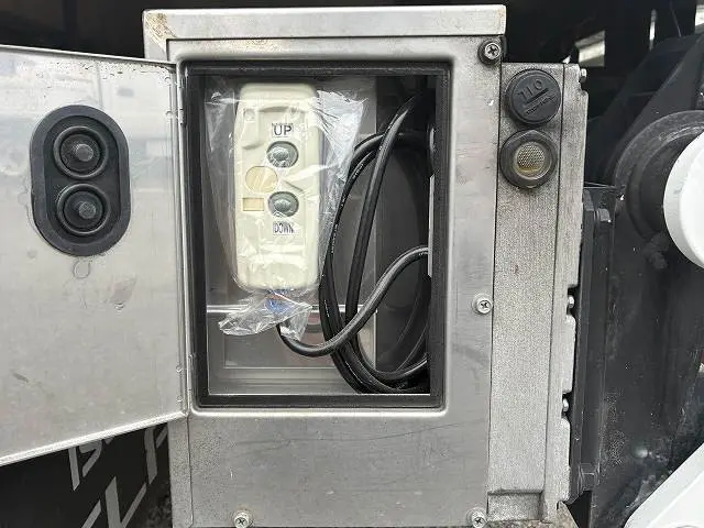 いすゞ エルフ 2TG-NJR88AF(2WD)の写真19