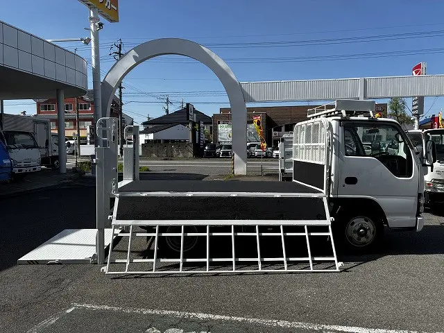 いすゞ エルフ PB-NKR81A(2WD)の写真12