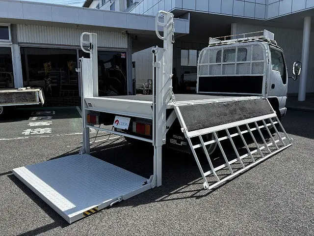いすゞ エルフ PB-NKR81A(2WD)の写真15