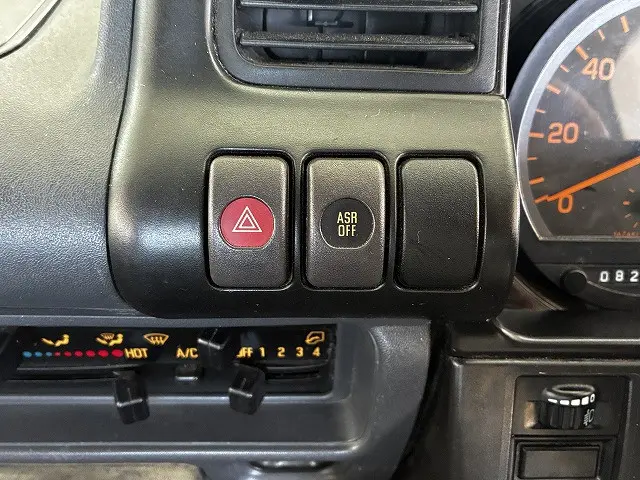 いすゞ エルフ PB-NKR81A(2WD)の写真45