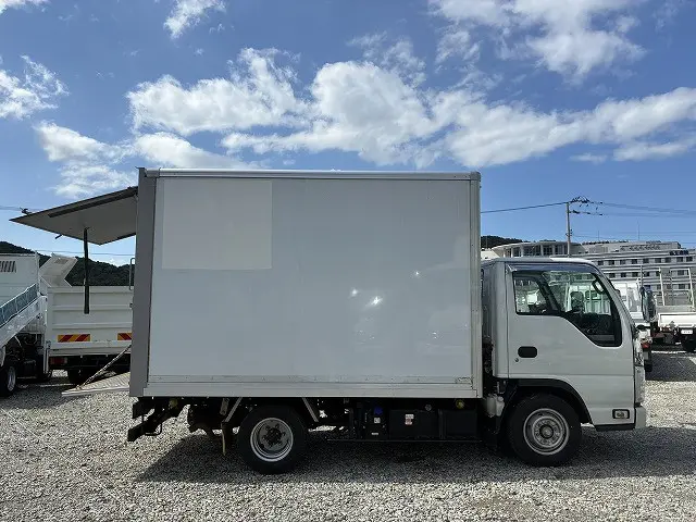 いすゞ エルフ 2RG-NHR88AN(2WD)の写真12