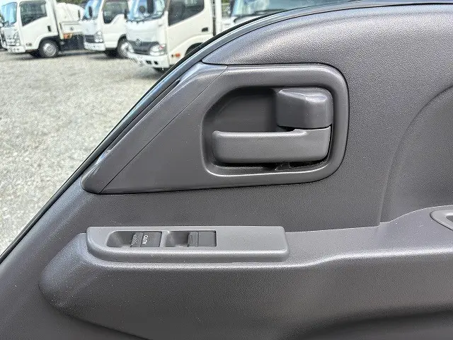 いすゞ エルフ 2RG-NHR88AN(2WD)の写真37