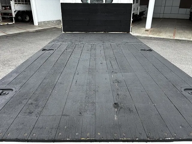 いすゞ エルフ PB-NKR81A(2WD)の写真16