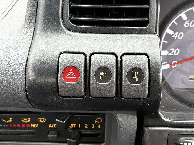 いすゞ エルフ PB-NKR81A(2WD)の写真40