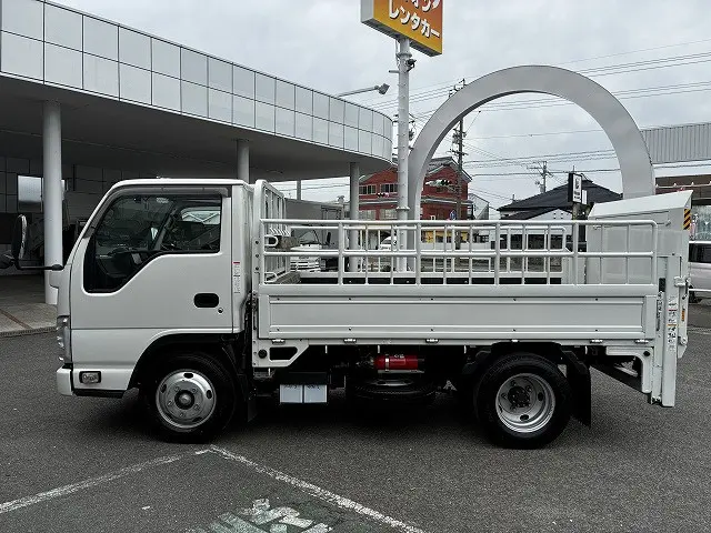 いすゞ エルフ 2RG-NKR88A(2WD)の写真4