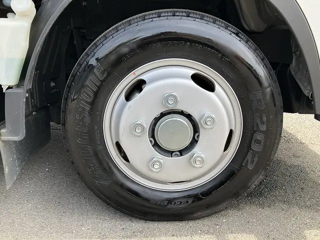 いすゞ エルフ 2TG-NJR88AF(2WD)の写真24