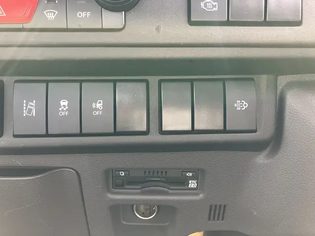 いすゞ エルフ 2TG-NJR88AF(2WD)の写真33