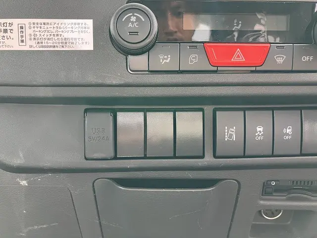 いすゞ エルフ 2TG-NJR88AF(2WD)の写真34