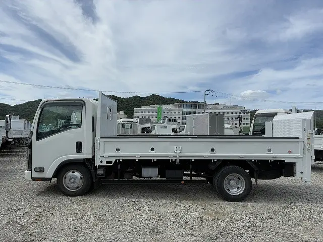 いすゞ エルフ BKG-NMR85AR(2WD)の写真4