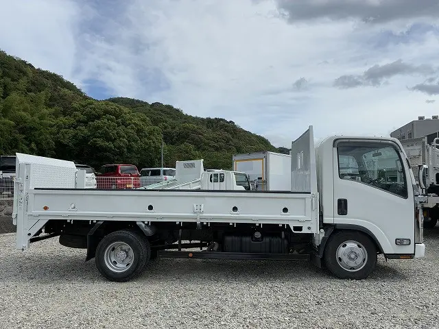 いすゞ エルフ BKG-NMR85AR(2WD)の写真5