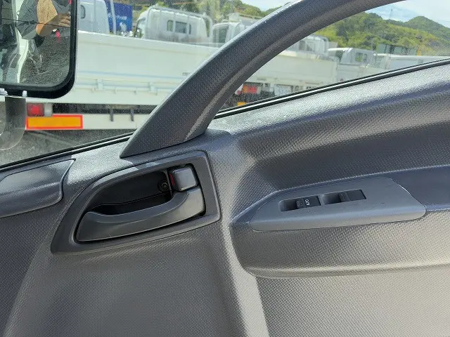いすゞ エルフ BKG-NMR85AR(2WD)の写真42