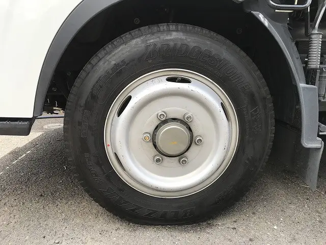 いすゞ エルフ 2TG-NJR88AF(2WD)の写真26