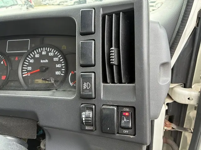 いすゞ エルフ BDG-NPR85AR(2WD)の写真38