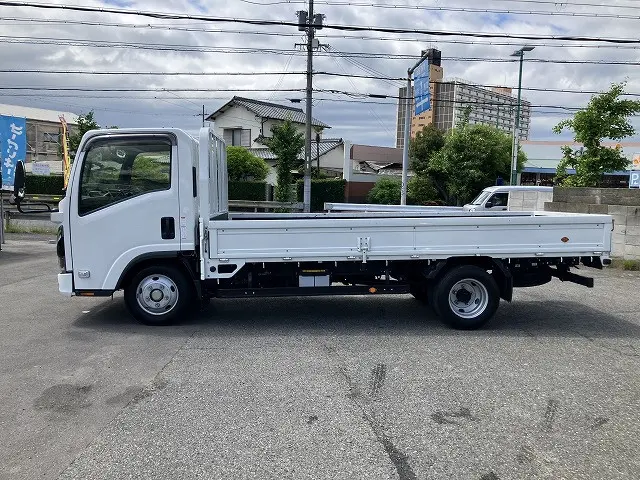 いすゞ エルフ 2TG-NLR88AC(2WD)の写真4