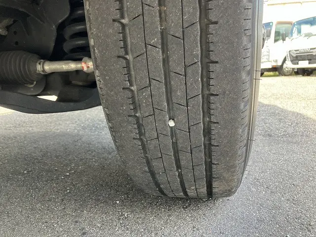 いすゞ エルフ 2TG-NLR88AC(2WD)の写真25