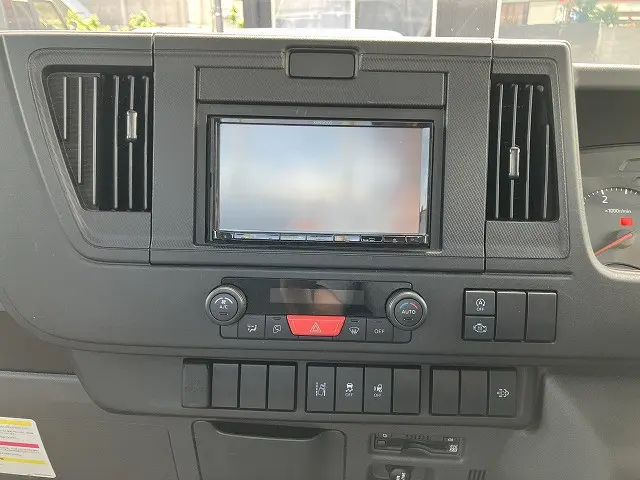 いすゞ エルフ 2TG-NLR88AC(2WD)の写真42
