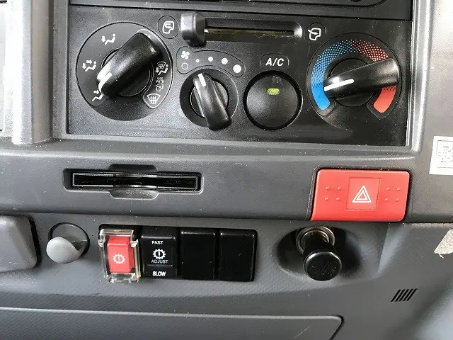 いすゞ エルフ 2RG-NLR88AR(2WD)の写真28