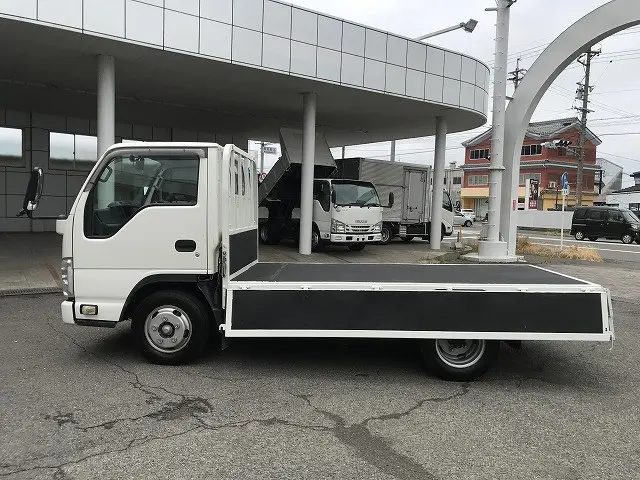 いすゞ エルフ 2RG-NJR88A(2WD)の写真14