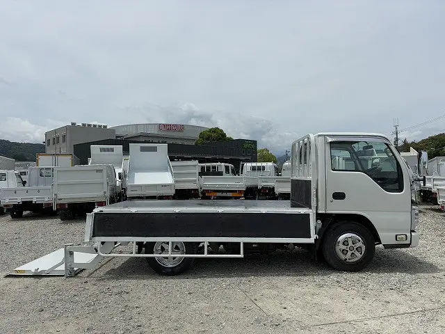 いすゞ エルフ BKG-NKR85A(2WD)の写真12