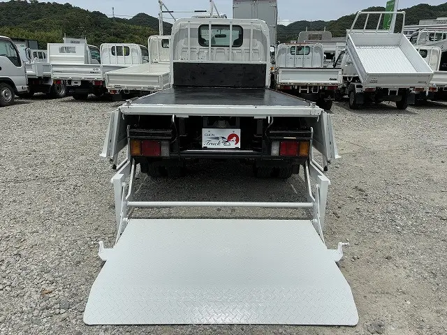 いすゞ エルフ BKG-NKR85A(2WD)の写真14