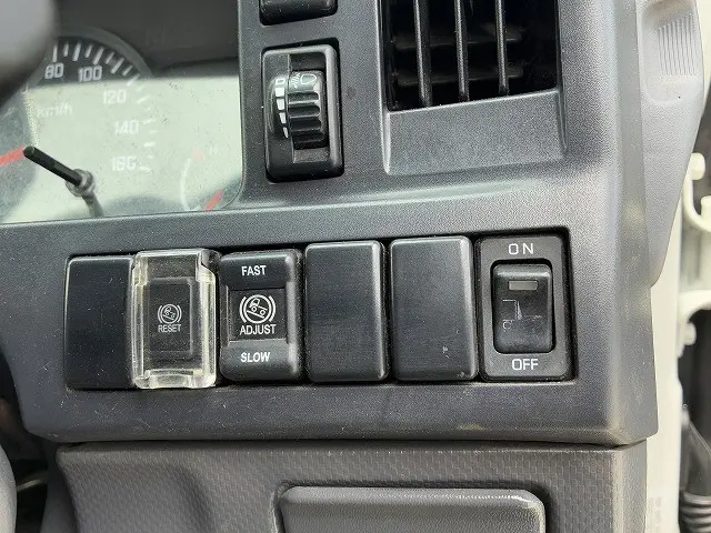 いすゞ エルフ BKG-NKR85A(2WD)の写真39