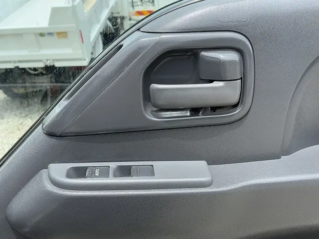いすゞ エルフ BKG-NKR85A(2WD)の写真40