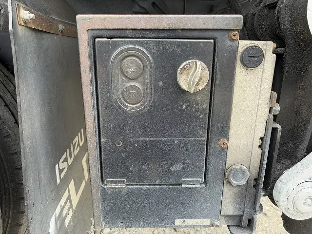 いすゞ エルフ BKG-NKR85A(2WD)の写真42