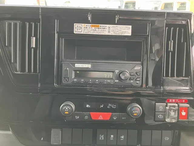 いすゞ エルフ 2TG-NJR88AF(2WD)の写真41