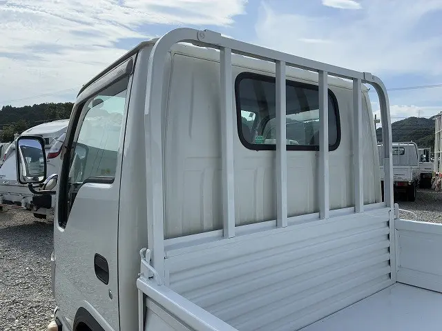 いすゞ エルフ BKG-NHR85A(2WD)の写真16